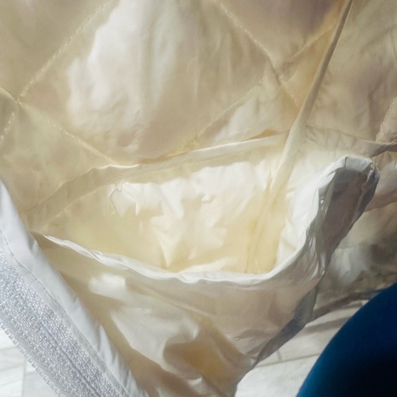 Michael Kors: White Packable Down Jacket, Medium - Picture 5 of 6